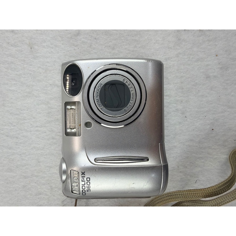 Nikon Coolpix 5600 Silver Digital Camera 5.1MP 3x Optical Zoom Nikkor Lens Y2K